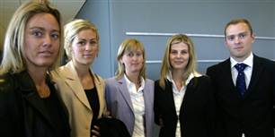 Børnebørnene deltog også, da bestefar Mærsk indkaldte til generalforsamling i 2004. Fra venstre ses: Chastine Mærsk Mc-Kinney Olufsen, Marie Mærsk Mc-Kinney Olufsen, Charlotte Mærsk Mc-Kinney Arnesen samt Ulrikke Mærsk Mc-Kinney Olufsen, der ikke er barnebarn, men er gift med Christian Mærsk Mc-Kinney Olufsen, som optræder til højre på billedet.