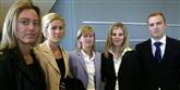 <span style='font-family: Arial; font-size: 15px; color: White;'>Børnebørnene deltog også, da bestefar Mærsk indkaldte til generalforsamling i 2004. Fra venstre ses: Chastine Mærsk Mc-Kinney Olufsen, Marie Mærsk Mc-Kinney Olufsen, Charlotte Mærsk Mc-Kinney Arnesen samt Ulrikke Mærsk Mc-Kinney Olufsen, der ikke er barnebarn, men er gift med Christian Mærsk Mc-Kinney Olufsen, som optræder til højre på billedet.</span> <span style='font-family: Arial; font-weight: normal; font-size: 15px; color: #999999;'>Foto: BORBERG, THOMAS / POLFOTO</span>
