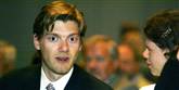 <span style='font-family: Arial; font-size: 15px; color: White;'>Johan Uggla, søn af Ane Mærsk McKinney Uggla, her tilbage i 2004 sammen med sin kusine, Cecilie, der er datter af Leise Mærsk McKinney Møller. Johan Uggla er på vej til at sikre den nu afdøde Mærsk et oldebarn, som han venter sammen med den rødhårede Aarhus-politiker, Laura Hay (V).</span> <span style='font-family: Arial; font-weight: normal; font-size: 15px; color: #999999;'>Foto: Polfoto / POLFOTO</span>