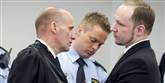 <span style='font-family: Arial; font-size: 15px; color: White;'>Breivik får sikret sine håndjern af en betjent, mens han snakker med sin forsvarer. Senere i dag skal Breivik udspørges om sin ungdom og barndom.</span> <span style='font-family: Arial; font-weight: normal; font-size: 15px; color: #999999;'>Foto: AP Photo/Heiko Junge/Scanpix Norway/POOL / POLFOTO</span>