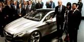 <span style='font-family: Arial; font-size: 15px; color: White;'>Daimler har sammen med Mercedes skabt denne mode, der kaldes Mercedes Benz Style Coupel. I midten ses den britiske pop-stjerne Jessie J.</span> <span style='font-family: Arial; font-weight: normal; font-size: 15px; color: #999999;'>Foto: Andy Wong / POLFOTO</span>