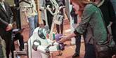 <span style='font-family: Arial; font-size: 15px; color: White;'>Kibo er også en artig robot, som kan hilse pænt og byde velkommen. Her overrækker han en bamse til en af deltagerne på konferencen.</span> <span style='font-family: Arial; font-weight: normal; font-size: 15px; color: #999999;'>Foto: Innovation Lab</span>