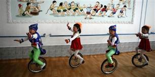 I Nordkorea er det helt normalt, at fire-årige kan lave tricks på enhjulede cykler, som her i en børnehave i hovedstaden Pyongyang.