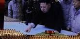 <span style='font-family: Arial; font-size: 15px; color: White;'>Se, hvor pænt de står. Den nye, store leder - her endda i overstørrelse - Kim Jong-un kan noget med kontrol.</span> <span style='font-family: Arial; font-weight: normal; font-size: 15px; color: #999999;'>Foto: Ng Han Guan / POLFOTO</span>