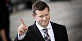 <span style='font-family: Arial; font-size: 15px; color: White;'>Selv siger Joachim B. Olsen, at han kun har brugt luftmadrassen på sit kontor en 10-12 gange. Og kun har gjort det for at spare samfundet for penge. Staten har nemlig sparet tilskuddet til dobbelt husførelse til aarhusianeren.</span> <span style='font-family: Arial; font-weight: normal; font-size: 15px; color: #999999;'>Foto: Joachim Adrian / POLFOTO</span>