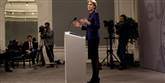 <span style='font-family: Arial; font-size: 15px; color: White;'>Også landet statsminister har været genstand for en debat om indretningen af sit kontor. Helle Thorning-Schmidts ønske om at kunne stå op og arbejde ved at indkøbe et hæve-sænkebord til 39.000 kroner til Statsministeriet har været heftigt debatteret.</span> <span style='font-family: Arial; font-weight: normal; font-size: 15px; color: #999999;'>Foto: Finn Frandsen / POLFOTO</span>