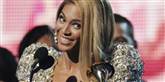 <span style='font-family: Arial; font-size: 15px; color: White;'>I år er der ingen smukkere end Beyoncé, som blev tildelt den flotte ære blot tre måneder efter, hun fødte et barn.</span> <span style='font-family: Arial; font-weight: normal; font-size: 15px; color: #999999;'>Foto: Scanpix, Reuters, MIKE BLAKE</span>