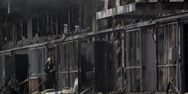 Se de massive ødelæggelser efter bazar-brand