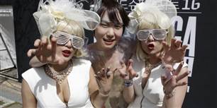 Gennemførte - og barmfagre - fans ses her i samme stil som Gaga havde under videoen til hendes hit Bad Romance.