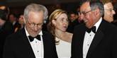 <span style='font-family: Arial; font-size: 15px; color: White;'>Instruktør Steven Spielberg og forsvarsminister Leon Panetta joker inden middagen. Måske har de også bare fået øje på en helt særlig gæst.</span> <span style='font-family: Arial; font-weight: normal; font-size: 15px; color: #999999;'>Foto: Haraz N. Ghanbari / POLFOTO</span>