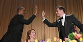 <span style='font-family: Arial; font-size: 15px; color: White;'>Obama stikker komikeren Jimmy Kimmel en high five under middagen. Præsidenten benyttede sin tale til at mindes nogle af de amerikanske journalister, der har mistet livet i Syrien, men gav sig også god tid til at joke. Blandt andet lovede han at synge en sag af rapperen Young Yeezy, hvis han bliver genvalgt.</span> <span style='font-family: Arial; font-weight: normal; font-size: 15px; color: #999999;'>Foto: Haraz N. Ghanbari / POLFOTO</span>