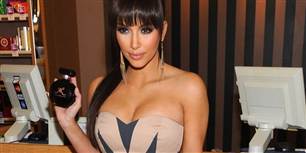 Kimberly Noel "Kim" Kardashian får en 13. plads for sin påklædning. Hun er en amerikansk tv-personlighed, forretningskvinde, model og skuespiller.