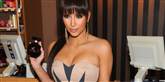 <span style='font-family: Arial; font-size: 15px; color: White;'>Kimberly Noel "Kim" Kardashian får en 13. plads for sin påklædning. Hun er en amerikansk tv-personlighed, forretningskvinde, model og skuespiller.</span> <span style='font-family: Arial; font-weight: normal; font-size: 15px; color: #999999;'>Foto: Frazer Harrison/AFP</span>