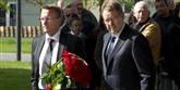 <span style='font-family: Arial; font-size: 15px; color: White;'>Justitsminister Morten Bødskov ankommer med favnen fuld af røde roser sammen med tidligere statsminister Poul Nyrup Rasmussen, der belønnede Jan Trøjborg med hele seks forskellige ministerier i sin tid som landets leder.</span> <span style='font-family: Arial; font-weight: normal; font-size: 15px; color: #999999;'>Foto: Claus Bonnerup / POLFOTO</span>