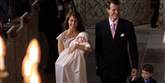 <span style='font-family: Arial; font-size: 15px; color: White;'>Storsmilende ankommer den stolte mor, prinsesse Marie, sammen med prins Joachim og storebror prins Henrik. Prinsesse Athene bar samme dåbskjole som Henrik Hviid syede til Prins Henriks barnedåb for tre år siden.</span> <span style='font-family: Arial; font-weight: normal; font-size: 15px; color: #999999;'>Foto: FRANDSEN FINN / POLFOTO</span>