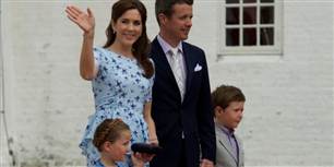 Kronprinsesse Mary var som altid smuk, da hun hilste på pressen med et elegant vink og iført en sød, lyseblå sommerkjole, der fremhævede hendes flotte figur.