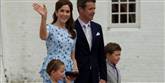 <span style='font-family: Arial; font-size: 15px; color: White;'>Kronprinsesse Mary var som altid smuk, da hun hilste på pressen med et elegant vink og iført en sød, lyseblå sommerkjole, der fremhævede hendes flotte figur.</span> <span style='font-family: Arial; font-weight: normal; font-size: 15px; color: #999999;'>Foto: Claus Bonnerup / POLFOTO</span>