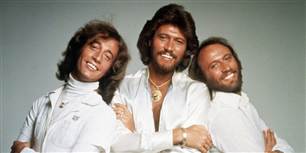 Sådan som mange husker dem, da de stormede frem på musikscenen. Den legendariske australsk/britiske poptrio i januar 1979. Fra venstre Robin Gibb, Barry Gibb og Maurice Gibb.