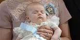 <span style='font-family: Arial; font-size: 15px; color: White;'>Dåbskjolen, som Prinsesse Estelle var iført blev første gang brugt ved prins Gustaf Adolfs dåb i 1906. Siden har samtlige medlemmer af den kongelige familie haft kjolen på ved deres dåb.</span> <span style='font-family: Arial; font-weight: normal; font-size: 15px; color: #999999;'>Foto: AP Photo / POLFOTO</span>