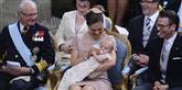 <span style='font-family: Arial; font-size: 15px; color: White;'>Prinsessens navn Estelle Silvia Ewa Mary er valgt med tanke på hendes familie. Hun hedder Silvia efter sin mormor, dronning Silvia, Ewa efter sin farmor, Ewa Westling og Mary efter sin fadder, kronprinsesse Mary.</span> <span style='font-family: Arial; font-weight: normal; font-size: 15px; color: #999999;'>Foto: AP Photo / POLFOTO</span>