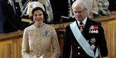 <span style='font-family: Arial; font-size: 15px; color: White;'>Her ankommer det svenske kongepar, Dronning Silvia og Prins Carl Gustav, til dåbsceremonien. Kong Carl Gustav tildelte Estelle, der er hans første barnebarn, Sveriges højeste orden, Serafimer-ordenen i kirken, inden kronprinsparret bar deres nydøbte datter ud.</span> <span style='font-family: Arial; font-weight: normal; font-size: 15px; color: #999999;'>Foto: AP Photo / POLFOTO</span>