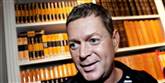 <span style='font-family: Arial; font-size: 15px; color: White;'>Peter Frödin har været en central figur i dansk showbusiness i snart tyve år med blandt andet Lex &amp; Klatten, Det Brune Punktum og diverse film og TV. Derfor har han fortjent en plads i Kraks Blå Bog.</span> <span style='font-family: Arial; font-weight: normal; font-size: 15px; color: #999999;'>Foto: Benjamin Kurstein / POLFOTO</span>