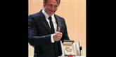 <span style='font-family: Arial; font-size: 15px; color: White;'>Der er vidst ingen tvivl om, hvor glad Mads Mikkelsen er for prisen.</span> <span style='font-family: Arial; font-weight: normal; font-size: 15px; color: #999999;'>Foto: Lionel Cirouneu / POLFOTO</span>