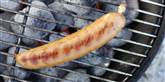 <span style='font-family: Arial; font-size: 15px; color: White;'>"En gylden regel er derfor helt at undgå tændvæske og i stedet tænde grillen op i god tid med briketter. Og så er det obligatorisk tilbehør at have en spand med koldt vand stående ved siden af grillen," lyder overlæge Bjarne Alsbjørns råd til danske grillentusiaster.</span> <span style='font-family: Arial; font-weight: normal; font-size: 15px; color: #999999;'>Foto: Colourbox</span>