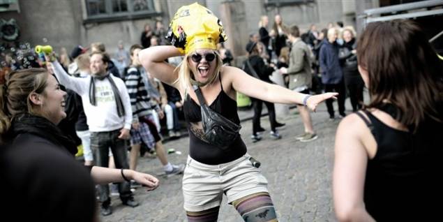 Se vilde unge gå amok til monstergadefest