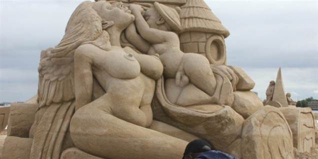 Se nøgne damer og snabel i sand