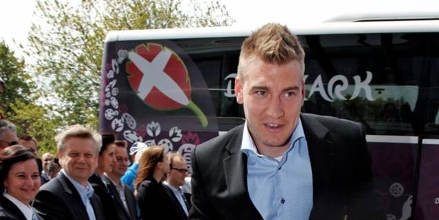 Se Bendtner charme på rød løber