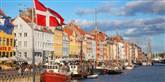<span style='font-family: Arial; font-size: 15px; color: White;'>På en flot 5. plads finder vi Danmark. Lonely Planet beskriver Danmark som det glade land med verdens bedste mad. Vikingerne bliver nævnt, ligesom grøn energi og cykler. Så måske skal årets sommerferie holde på landevejene blandt vindmøller og cykler.</span> <span style='font-family: Arial; font-weight: normal; font-size: 15px; color: #999999;'>Foto: Colourbox</span>