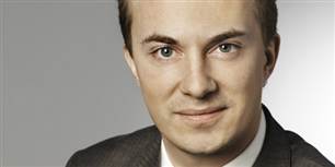 "Vi skal slå langt hårdere ned på ulovlig arbejdskraft fra østlandene. 
Vi bør overveje at genindføre krav om arbejdstilladelse, indtil der er 
styr på tingene,” siger han 
til Avisen.dk.