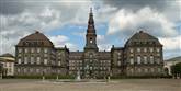 <span style='font-family: Arial; font-size: 15px; color: White;'>Fredagen slutter af med gallamiddag på Christiansborg klokken 20.00.</span> <span style='font-family: Arial; font-weight: normal; font-size: 15px; color: #999999;'>Foto: Colourbox</span>