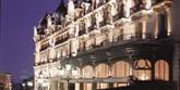 <span style='font-family: Arial; font-size: 15px; color: White;'>Hvis du kører hurtig, kan du godt nå til Monaco på en enkelt dag. Her kan du slå lejr på Hotel de Paris, der er blandt millionærstatens dyreste. Hotellet lægger hus til en Michelin-restaurant og har været med i to James Bond-film. En nat koster 82.000 kroner. Peanuts.</span> <span style='font-family: Arial; font-weight: normal; font-size: 15px; color: #999999;'>Foto: Hotel de Paris</span>