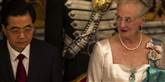 <span style='font-family: Arial; font-size: 15px; color: White;'>Heller ikke dronning Margrethe ser ud til at kunne mildne Hu Jintaos stramme udtryk.</span> <span style='font-family: Arial; font-weight: normal; font-size: 15px; color: #999999;'>Foto: UNGER ANTHON / POLFOTO</span>