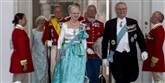 <span style='font-family: Arial; font-size: 15px; color: White;'>Dronning Margrethe syntes at have ladet sig inspirere af de traditionelle kinesiske klæder. Her ankommer hun med prins Henrik.</span> <span style='font-family: Arial; font-weight: normal; font-size: 15px; color: #999999;'>Foto: UNGER ANTHON / POLFOTO</span>