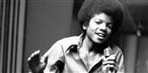 <span style='font-family: Arial; font-size: 15px; color: White;'>På dette billede fra 1972 er Michael Jackson 13 år gammel. Dengang var han det yngste medlem af Jackson Five. Han har siden beskyldt sin far for at have mishandlet ham, da han var lille.</span> <span style='font-family: Arial; font-weight: normal; font-size: 15px; color: #999999;'>Foto: AP / POLFOTO</span>