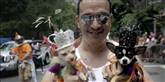 <span style='font-family: Arial; font-size: 15px; color: White;'>Anthony, i midten, med Kimba og Bogart. New Yorks årlige Gay Pride Parade blev afholdt søndag - et år efter at homovielser blev legaliseret i delstaten New York.</span> <span style='font-family: Arial; font-weight: normal; font-size: 15px; color: #999999;'>Foto: Seth Wenig / POLFOTO</span>