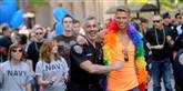 <span style='font-family: Arial; font-size: 15px; color: White;'>Politimanden Lenny deltog i paraden sammen med sin kæreste. San Francisco var den første amerikanske by, der fik et homoseksuelt byrådsmedlem, da den legendariske politiker Harvey Milk blev valgt ind i 1977 - i tredje forsøg.</span> <span style='font-family: Arial; font-weight: normal; font-size: 15px; color: #999999;'>Foto: Noah Berger / POLFOTO</span>