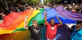 <span style='font-family: Arial; font-size: 15px; color: White;'>Her bliver regnbueflaget båret gennem San Franciscos gader. Det var kunstneren Gilbert Baker, der i 1978 introducerede flaget som symbol for de homoseksuelles kamp for ligestilling. Han boede selv i San Franciscos bøssekvarter, Castro.</span> <span style='font-family: Arial; font-weight: normal; font-size: 15px; color: #999999;'>Foto: Seth Wenig / POLFOTO</span>