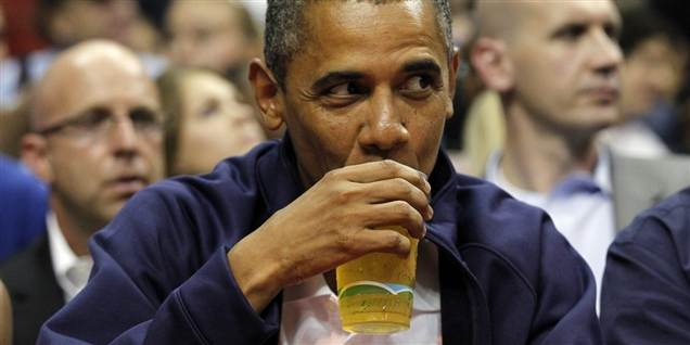 Se afslappet Obama kysse og bælle fadøl