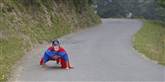 <span style='font-family: Arial; font-size: 15px; color: White;'>En fan klædt som Superman og iført en maske af tour-leder Bradley Wiggins vækker opsigt under 17. etape.</span> <span style='font-family: Arial; font-weight: normal; font-size: 15px; color: #999999;'>Foto: AP Photo/Christophe Ena / POLFOTO</span>
