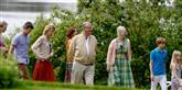 <span style='font-family: Arial; font-size: 15px; color: White;'>Prins Henrik og dronning Margrethe gik en tur under fotograferingen, med næsten hele familien.</span> <span style='font-family: Arial; font-weight: normal; font-size: 15px; color: #999999;'>Foto: Anders Brohus / POLFOTO</span>
