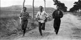 <span style='font-family: Arial; font-size: 15px; color: White;'>Her ses den olympiske marathon i 1896. Før de moderne olympiske lege i 1896 havde romerne og grækerne afholdt deres egne Lege. Men i de år gjaldt det ikke bare om at vinde eller om at tabe - hvis man tabte dengang, blev det straffet med døden.</span> <span style='font-family: Arial; font-weight: normal; font-size: 15px; color: #999999;'>Foto: Wikipedia</span>