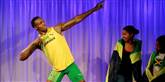 <span style='font-family: Arial; font-size: 15px; color: White;'>Manden som slår OL-løberekorder på stribe! Sprinteren fra Jamaica, Usain Bolt, fik sit store gennembrud kom ved OL i Beijing 2008, hvor han vandt guld på 100 meter i verdensrekordtid 9.69. Få dage efter fik han guld på 200 meter i verdensrekordtid 19.30 sek. Som en del af det jamaicanske guld-hold på 4 x 100 meter-stafetten fik Bolt sin tredje verdensrekord, da Jamaica løb i 37.10 sekunder. Her er fans foran en voksmodel af ham.</span> <span style='font-family: Arial; font-weight: normal; font-size: 15px; color: #999999;'>Foto: AP Photo/Ben Curtis / POLFOTO</span>