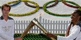 <span style='font-family: Arial; font-size: 15px; color: White;'>Og frem til ilden i dag. Her videregiver den skotske tennisspiller Andy Murray Den olympiske ild til USA's Venus Williams.</span> <span style='font-family: Arial; font-weight: normal; font-size: 15px; color: #999999;'>Foto: AP Photo/Ben Curtis / POLFOTO</span>
