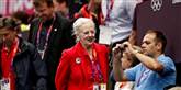 <span style='font-family: Arial; font-size: 15px; color: White;'>Dronning Margrethe så på, da de danske håndboldpiger i går tabte til Norge og dermed er færdige ved OL i London.</span> <span style='font-family: Arial; font-weight: normal; font-size: 15px; color: #999999;'>Foto: Jens Dresling / POLFOTO</span>