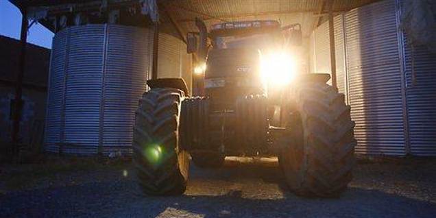 Hævnsyg mand smadrer politibiler med traktor