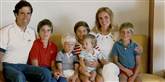 <span style='font-family: Arial; font-size: 15px; color: White;'>Og siden har de øget familieflokken. Her er Mitt Romney med familien i 1982 - fra venstre: Mitt, Tagg, Ben, Matt, Craig, Ann og Josh Romney.</span> <span style='font-family: Arial; font-weight: normal; font-size: 15px; color: #999999;'>Foto: AP Photo/Courtesy of Romney family / POLFOTO</span>